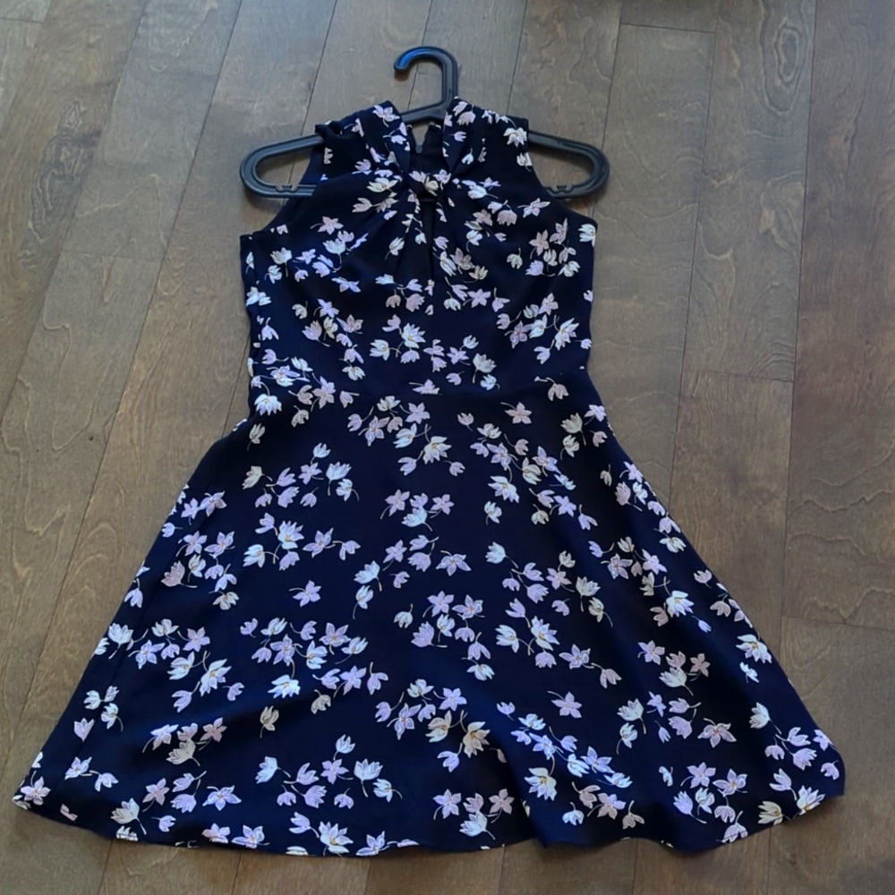 LOFT  FLOWY DRESS w FRONT CUTOUT
